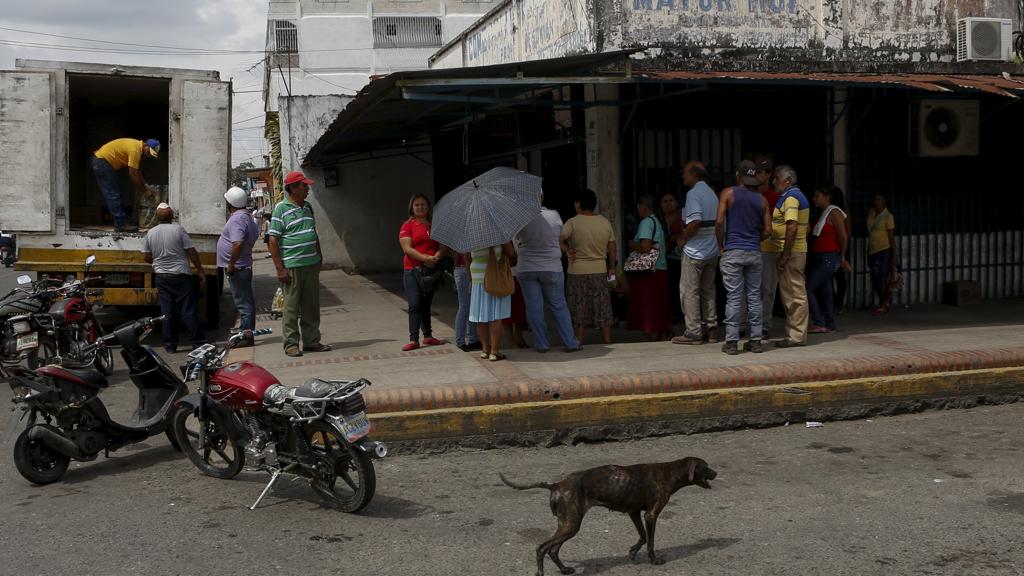 Lojas sofrem com falta de bens. | Marco Bello/Reuters