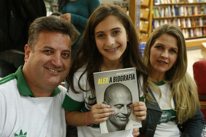 Admiradores de Alex durante evento de lançamento do livro biográfico do ex-meia. |