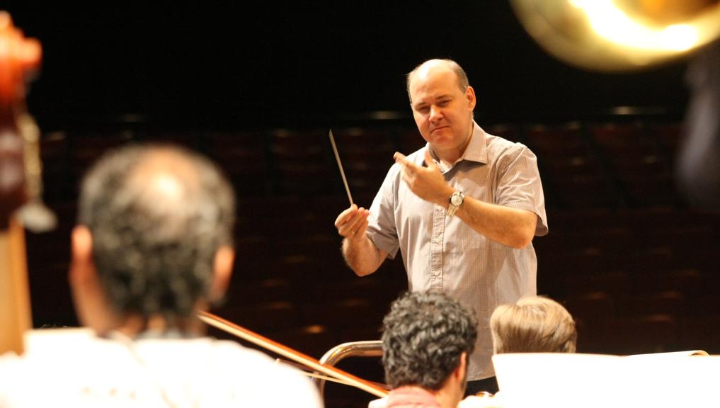 Maestro Cláudio Cruz irá reger a Orquestra Sinfônica do Paraná e também tocar violino. | Aniele Nascimento/Gazeta do Povo