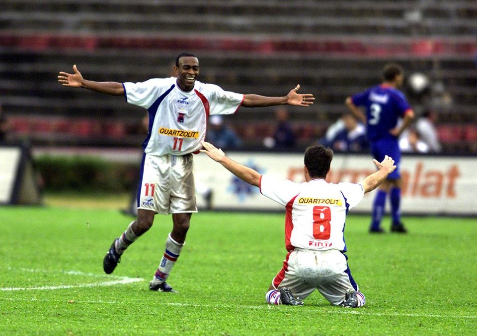 Ronaldo Alfredo comemora com o hoje técnico interino Fernando Miguel o título da João Havelange contra o São Caetano. | PAULO PINTO/AE