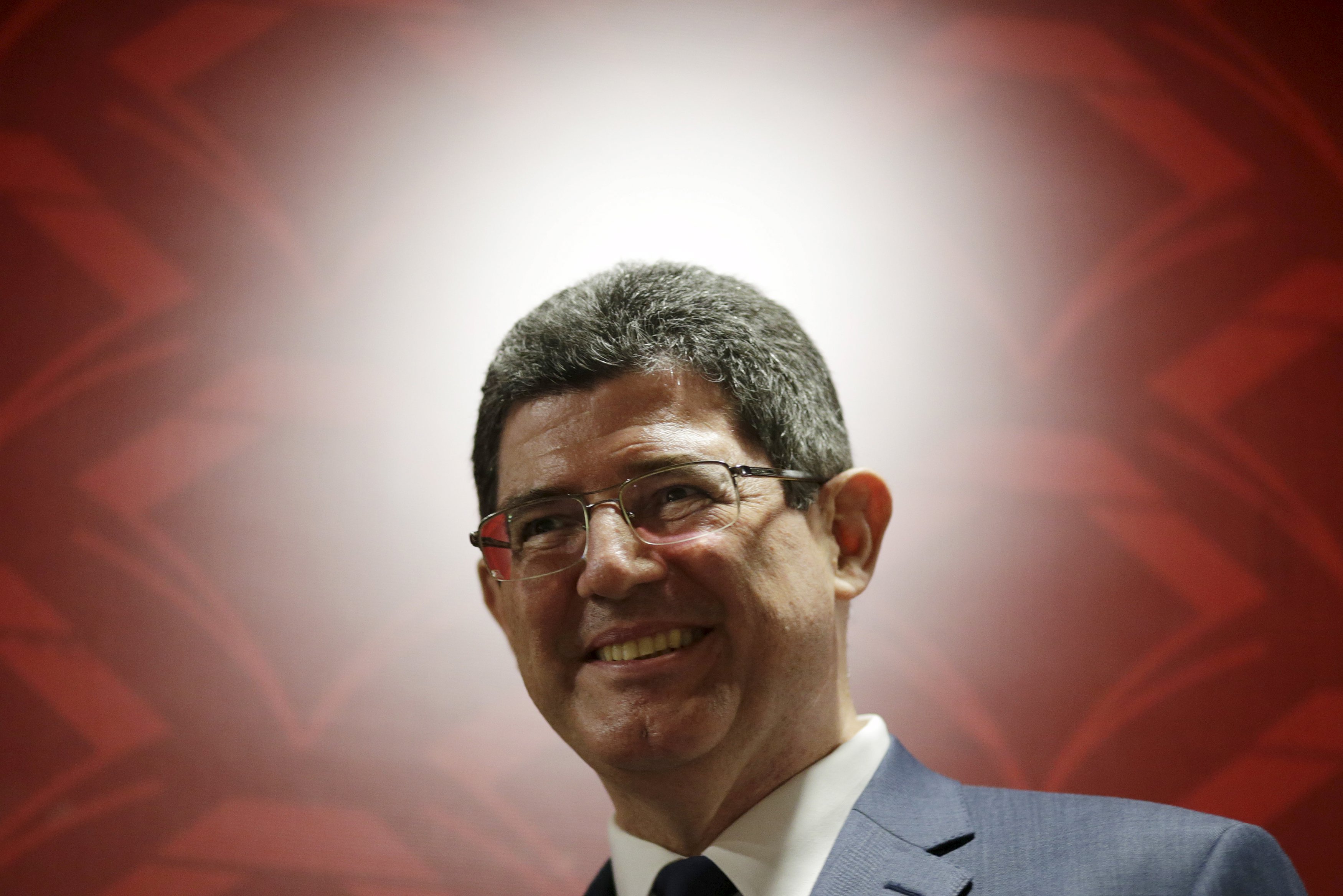 Joaquim Levy articula com aliados para não deixar o cargo em meio a uma grande recessão do país. | Ueslei Marcelino/Reuters