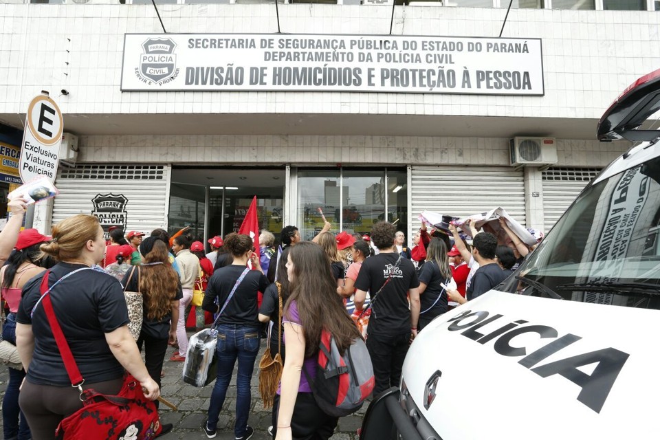 Manifestantes protestam em frente à sede da DHPP e pedem que a morte de Rachel seja esclarecida | Hugo Harada/Gazeta do Povo