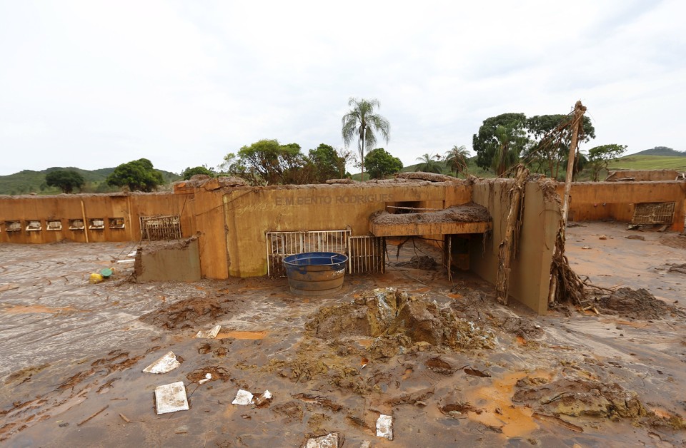 Ruínas do que era a escola do subdistrito de Bento Rodrigues, devastado pela lama que vazou após o rompimento das barragens da Samarco | RICARDO MORAES/REUTERS