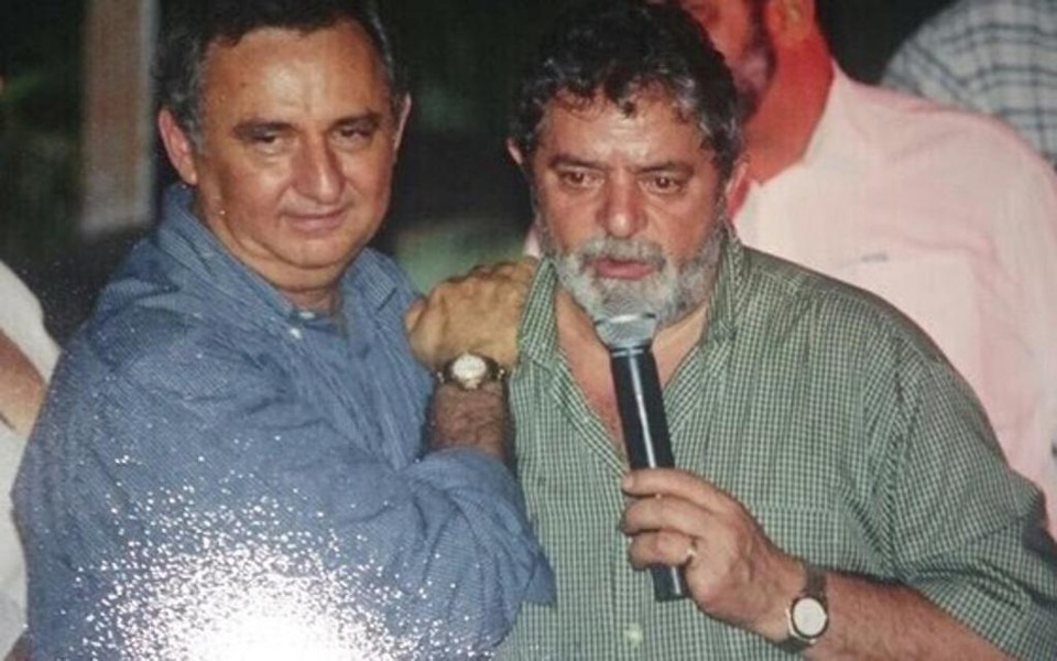 Agentes da Polícia Federal encontraram na manhã desta terça-feira fotos de Lula abraçado ao pecuarista José Carlos Bumlai. | /reprodução