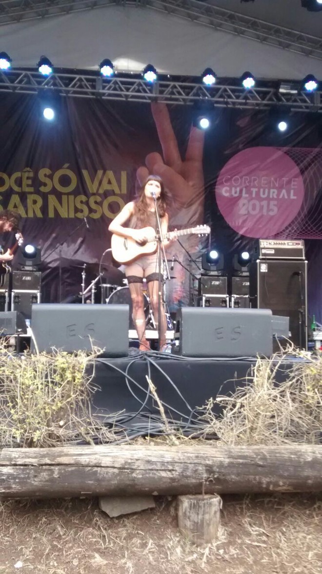 A cantora Duda Brack durante o show no palco Ruìnas. | Hugo Harada/Gazeta do Povo