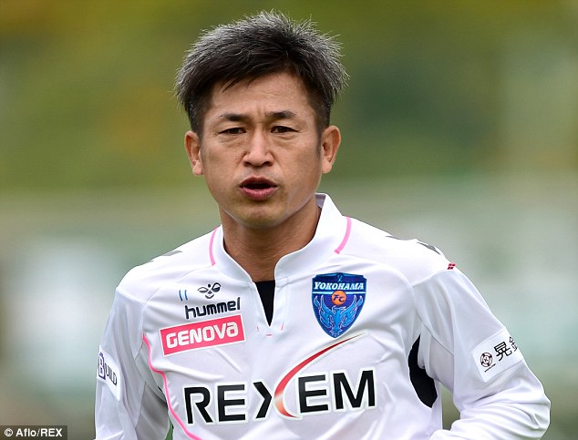 Kazu, 48 anos, renovou contrato às 11h11min do dia 11 de novembro. | /© Aflo/REX