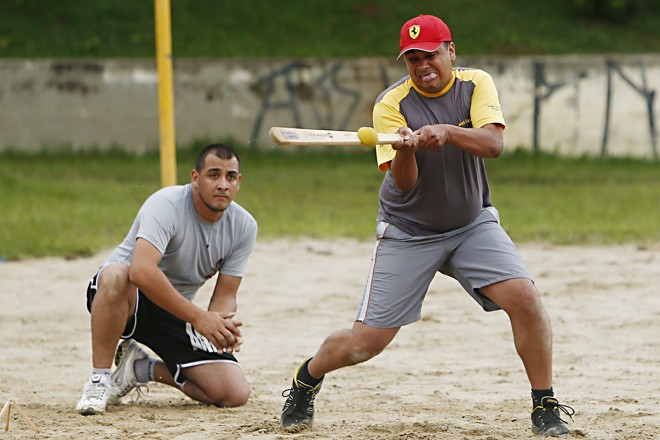 Campeonato Mundial de Bets realizado na Praça Menonitas no Boqueirão - na foto jogo da final masculina entre Arranca Lasca e Metalflex. | Albari Rosa/Gazeta do Povo