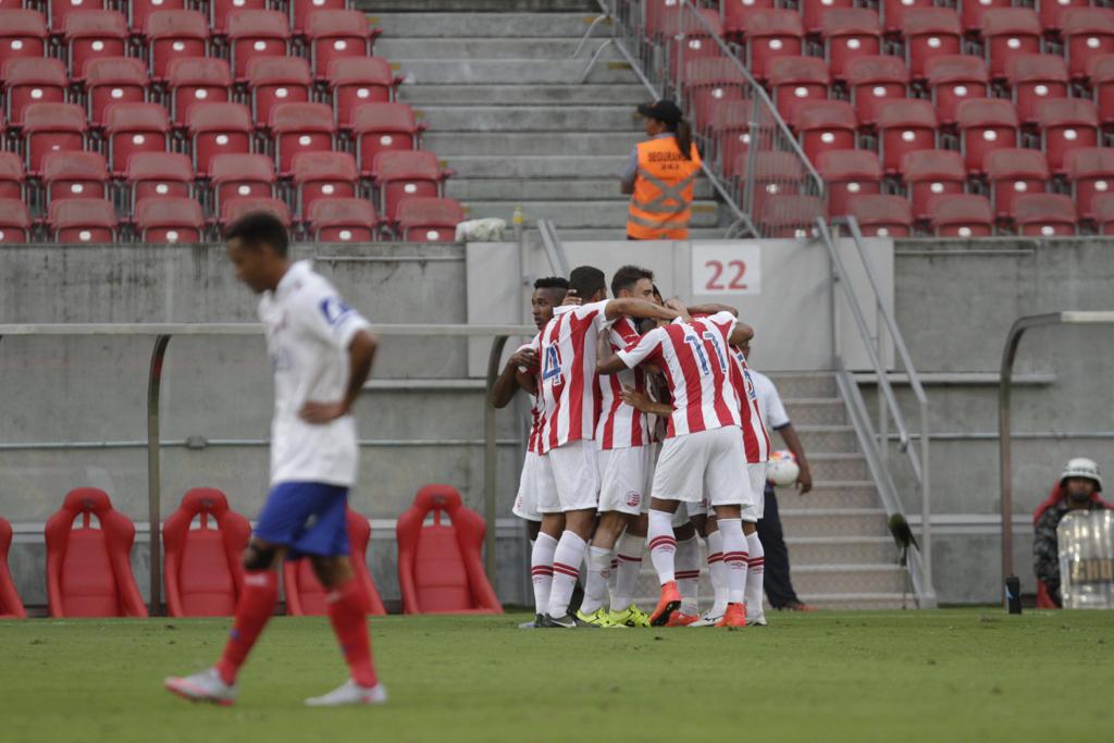 Jogadores do Náutico comemoram o gol de Daniel Morais. | Bobby Fabisak/JC Imagem/Folhapress