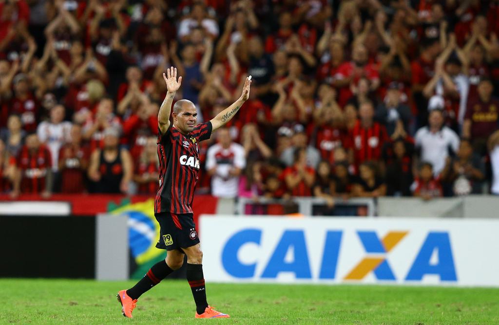 Alessandro se emocionou na substituição. | Rodolfo Buhrer/Folhapress
