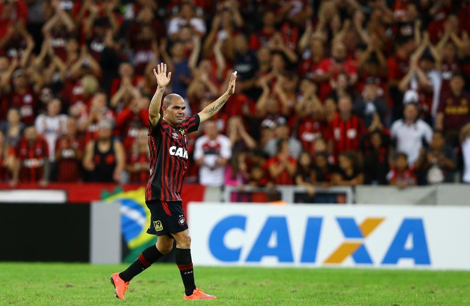 Emocionado, Alessandro se despede do Atlético e é ovacionado pela torcida Alessandro se emocionou na substituição. | Rodolfo Buhrer/Folhapress