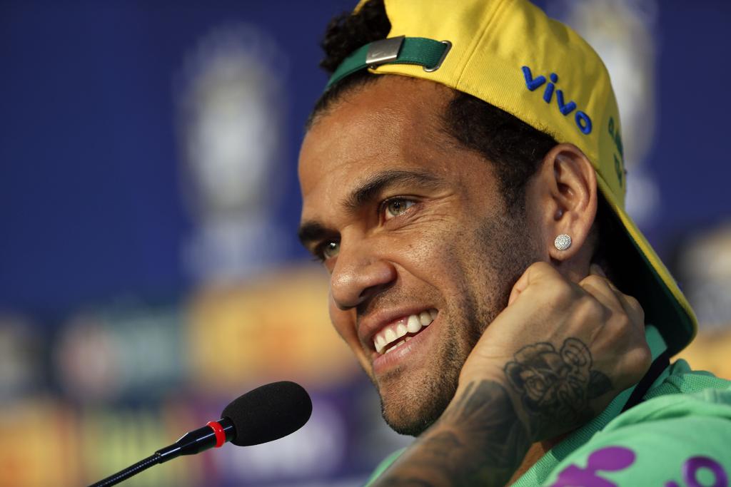 O lateral Daniel Alves, do Barcelona, reclamou do excesso de críticas e da impaciência dos brasileiros com a seleção. | Andre Mourao/Mowa Press