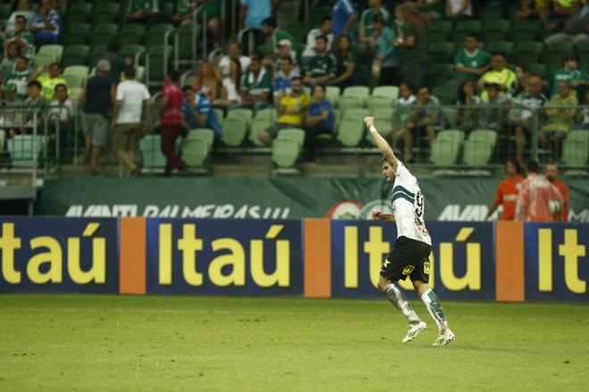 No final da partida, Henrique Almeida marcou o segundo gol do Coritiba. | Hugo Harada/Gazeta do Povo