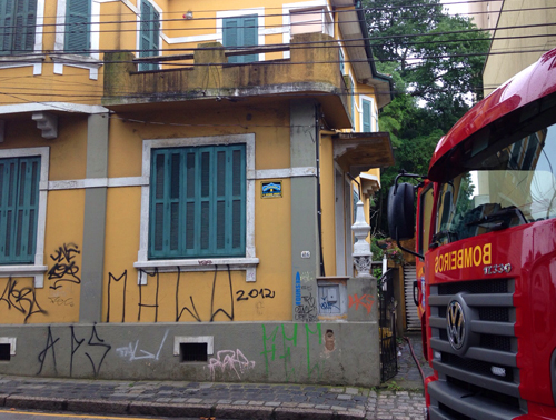 O Corpo de Bombeiros chegou rapidamente e impediu que as chamas tomassem conta da casa. | Felipe Rosa/Tribuna do Paraná