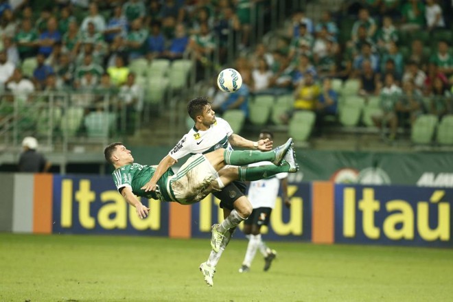 Marcação forte sobre o atacante Henrique Almeida. | Hugo Harada/Gazeta do Povo