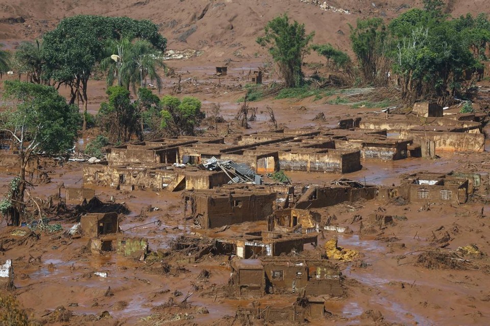 Vilarejo ficou destruído pelo mar de lama | RICARDO MORAES/REUTERS