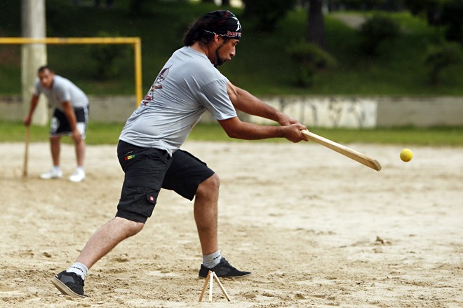 Campeonato Mundial de Bets realizado na Praça Menonitas no Boqueirão - na foto jogo da final masculina entre Arranca Lasca e Metalflex. - na foto os campeões Maicon Rodrigues e Aurio Fhymbeem | Albari Rosa/Gazeta do Povo