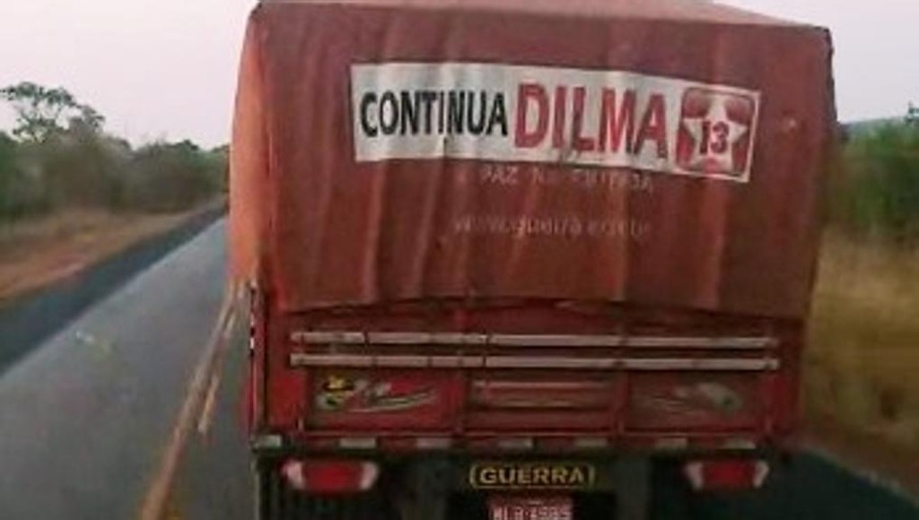 “Olha só o que o cara botou na lona do caminhão”, diz o autor do vídeo: “Ô vontade de jogar pro mato”, completa.