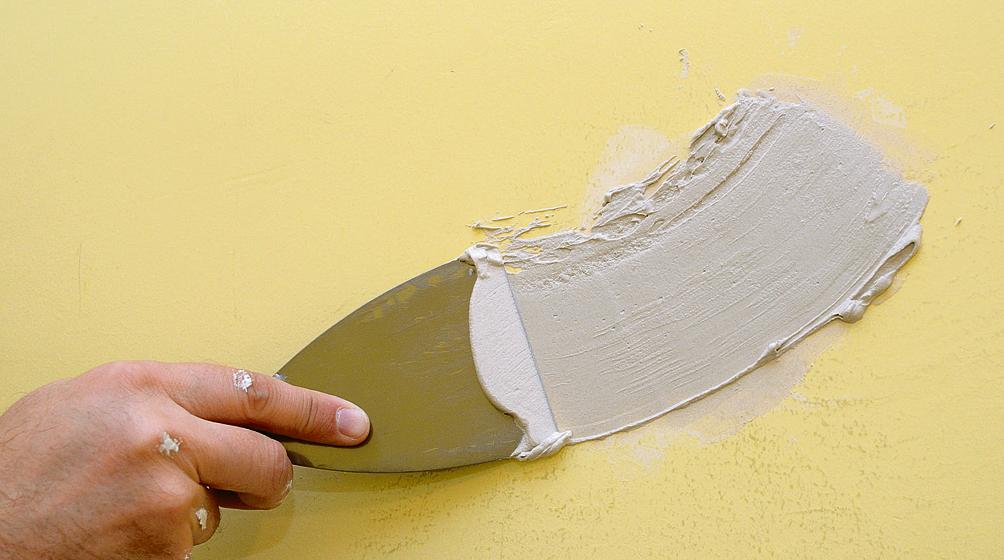 Produtos específicos para cobertura das superfícies ajudam a controlar e cobrir manchas de gordura e mofo, por exemplo. | Bigshock