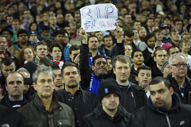 Torcedor inglês presta homenagem às vítimas dos atentados em Paris. | Dylan Martinez/REUTERS