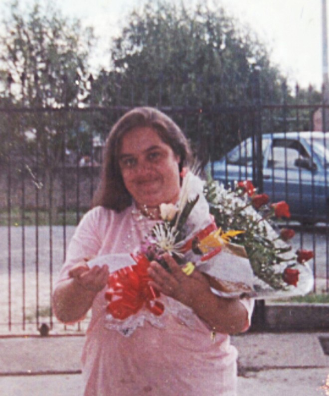 Cirlene sendo presenteada com um buquê no dia de seu aniversário. | Foto: Arquivo Pessoal