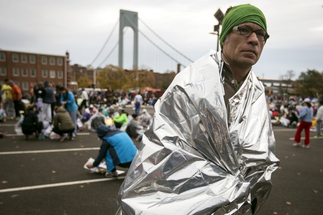 Antes da Maratona de Nova York, participante se protege do frio. | CARLO ALLEGRI/REUTERS