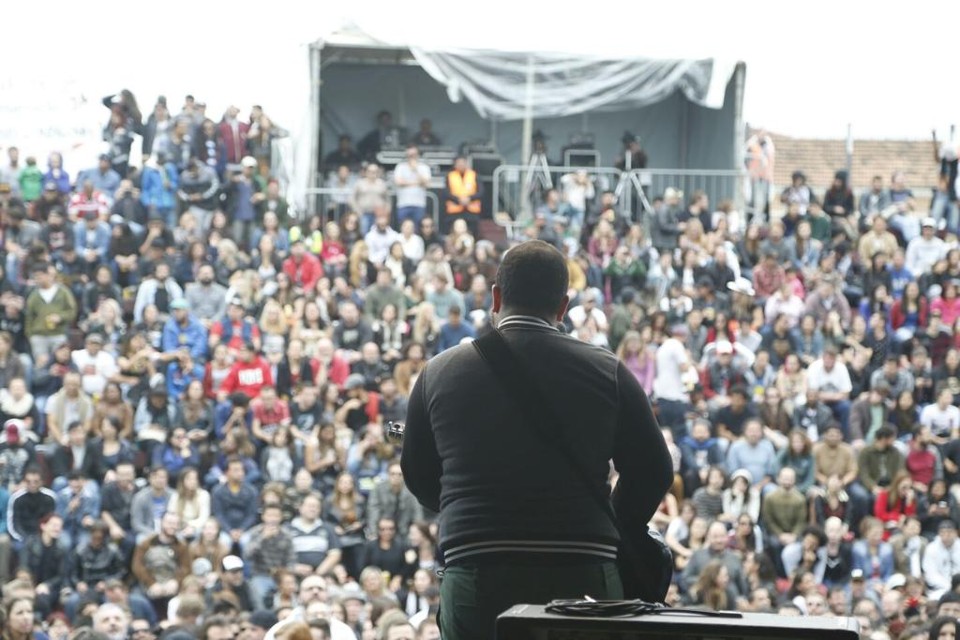 Os curitibanos da Relespública lotaram as arquibancadas do Palco Ruínas na tarde deste domingo (8) | Henry Milleo/
Gazeta do Povo