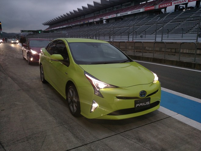 O novo Prius mostrou maciez nas retas do circuito de Fuji, além de equilíbrio nas curvas. | Fotos: Renyere Trovão/Gazeta do Povo