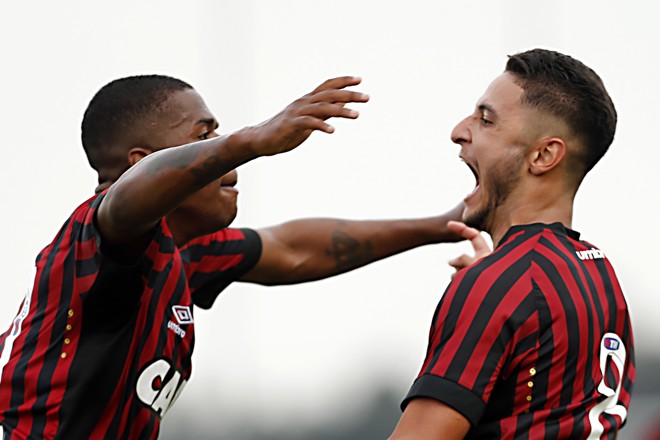 Renan comemorando o terceiro gol atleticano. | Albari Rosa/Gazeta do Povo