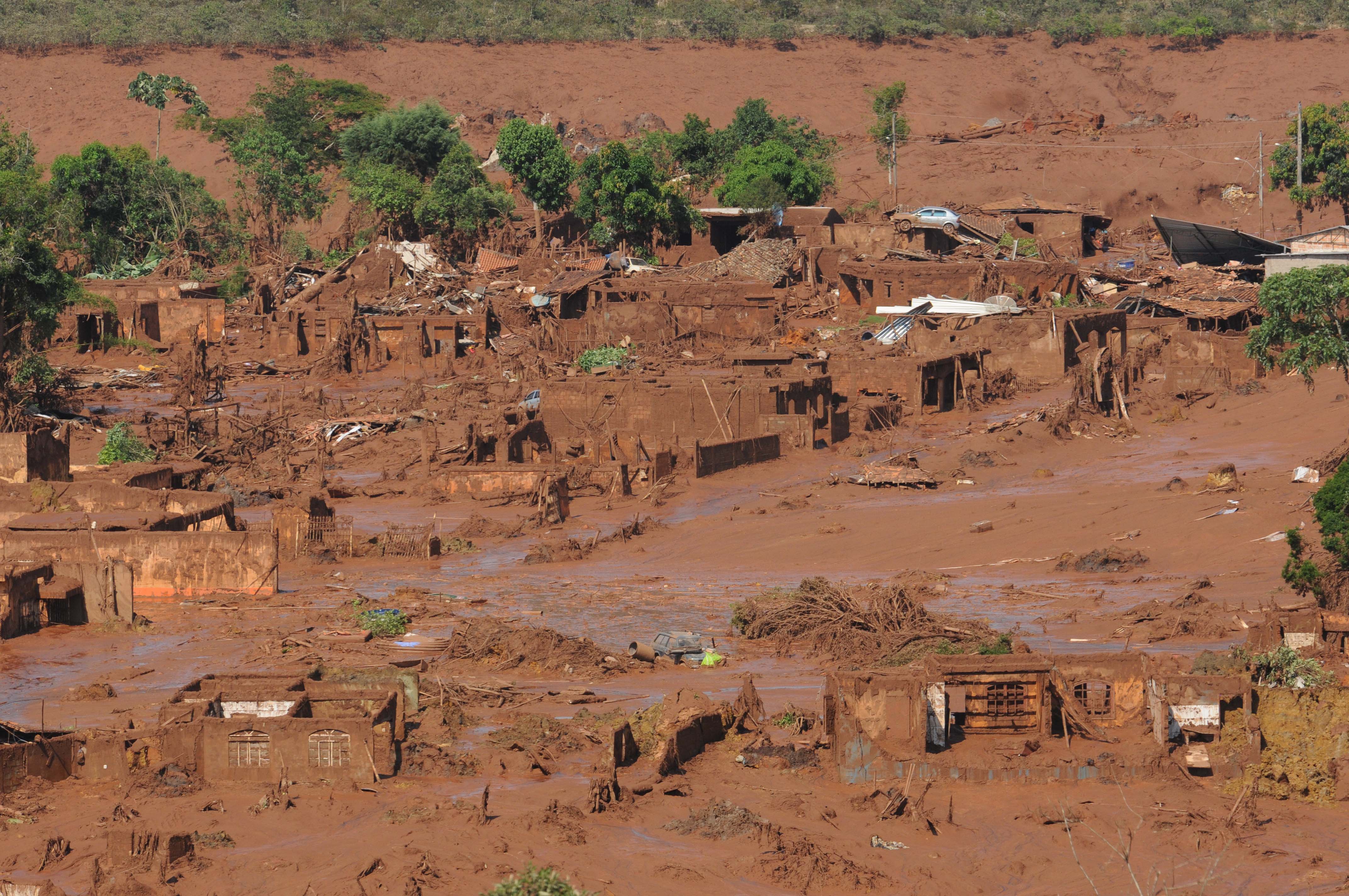 Rompimento de barragens de Fundão e Santarém causaram enxurrada de lama e destruíram o distrito de Bento Rodrigues | Gladyston Rodrigues/EM/Corpo de Bombeiros/MG