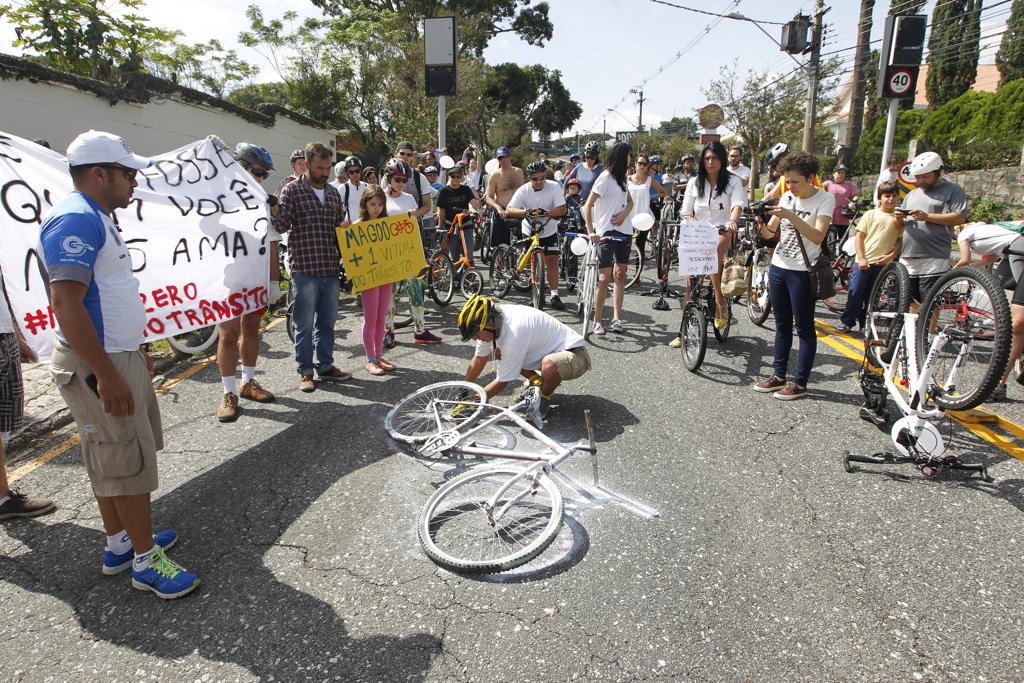 Ciclistas protestam em Curitiba após a morte do artista plástico Magoo. | Antônio More/Gazeta do Povo
