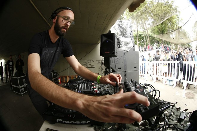 DJ MateusB sobe o som na Praça 29 de Março. | Hugo Harada/Gazeta do Povo