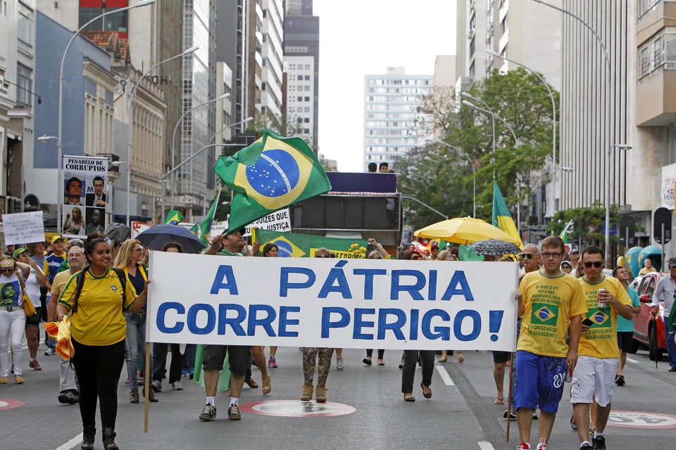 Cerca de 300 manifestantes, de acordo com a PM, participaram do protesto em Curitiba. | Antônio More/Gazeta do Povo