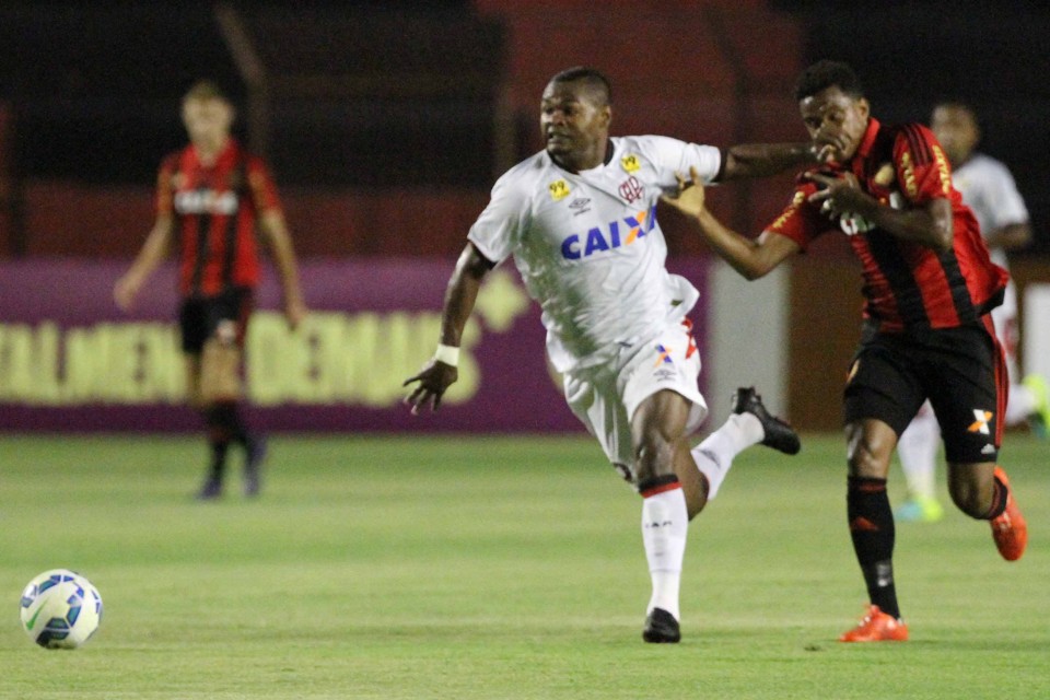 Nikão teve produtividade baixa no empate do Atlético com o Sport. | Marlon Costa//Folhapress
