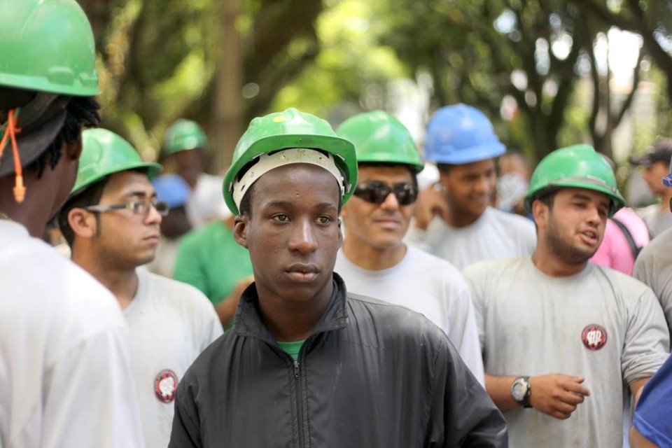 Operários param durante a obra da Arena, em 2014; | Daniel Castellano /Gazeta do Povo