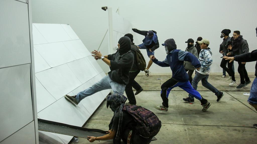 Tentativa de invasão do Palácio Iguaçu em 2013: Senado excluiu salvaguarda que garantia protestos. | Brunno Covello/Gazeta do Povo/Arquivo