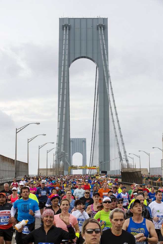 Corredores passam pela Ponte Verrazano-Narrows na Maratona de Nova York. | LUCAS JACKSON/REUTERS