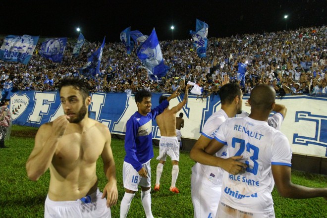 Jogadores do Londrina comemoram a classificação à final da Série C com a torcida no Café. | Gilberto Abelha/Jornal de Londrina