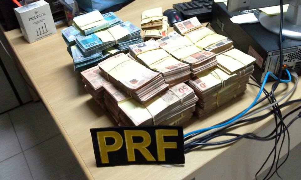 Os R$ 395 mil apreendidos estavam divididos em 4.425 notas de R$ 50; 1.629 notas de R$ 100; e 565 notas de R$ 20. | Polícia Rodoviária Federal/Divulgação