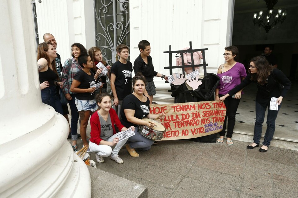 O texto dizia que o parlamentar tem cortado direitos de trabalhadores, mulheres, crianças e adolescentes nos últimos meses. | Hugo Harada/Gazeta do Povo