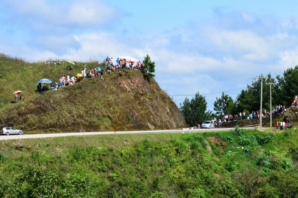 Subida da Montanha é competição na pista e diversão nos morros Pequenos morros à margem da estrada servem de arquibancada para acompanhar a disputa. | Fotos: Camilo Fontana/Divulgação