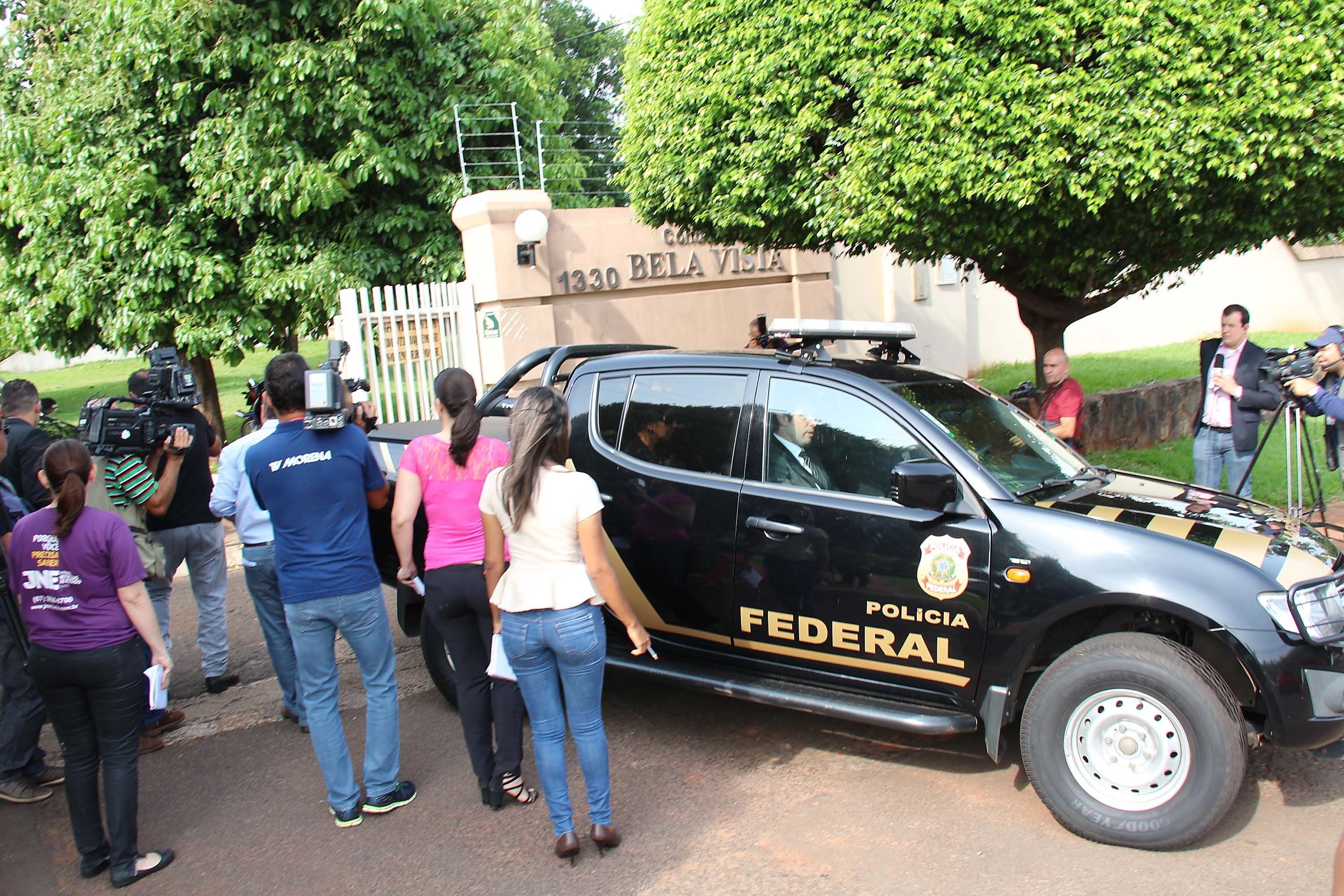 Policiais federais no momento da prisão do líder do governo Delcídio Amaral; | Moisés Palácios/Futura Press/Folhapress