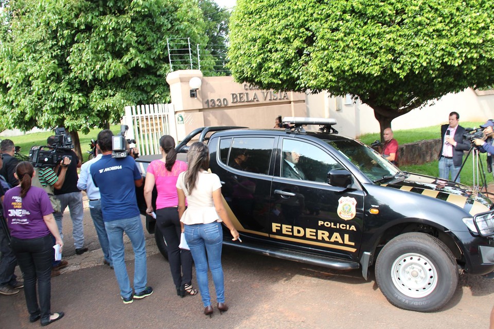 Policiais federais no momento da prisão do líder do governo Delcídio Amaral; | Moisés Palácios/Futura Press/Folhapress