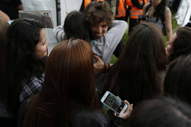 Fãs aproveitam para tirar fotos com os músicos da Leash depois do show nas Ruínas. | Henry Milléo/Gazeta do Povo