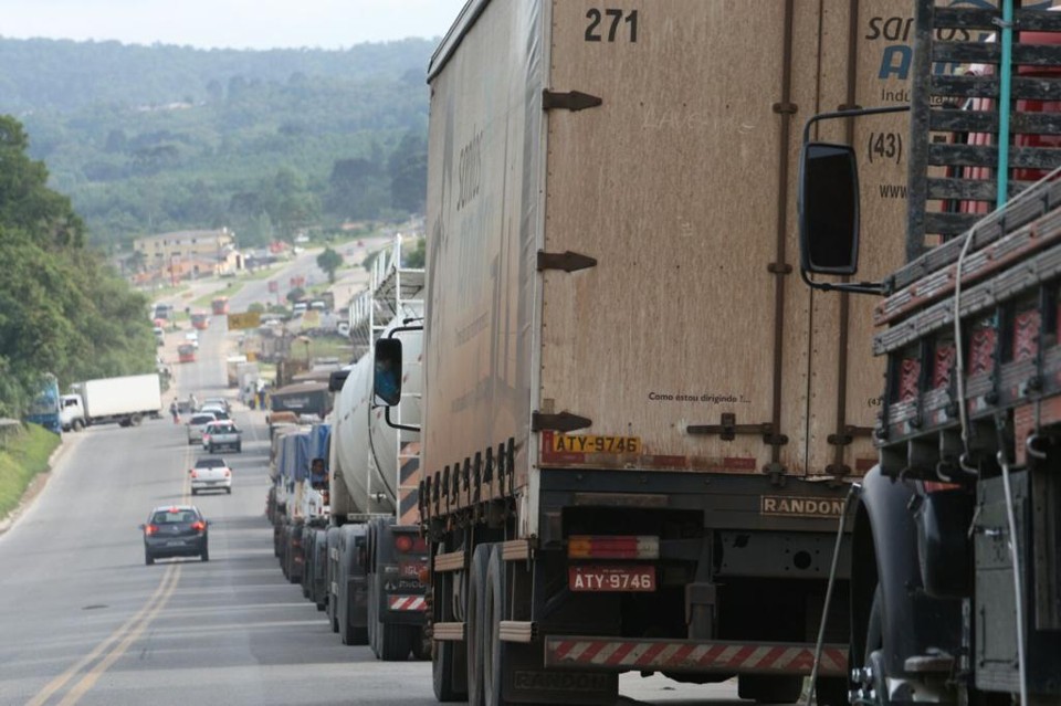 Rodovia dos Minérios, em Almirante Tamandaré, foi bloqueada por manifestantes na manhã desta terça-feira. | Aniele Nascimento/Gazeta do Povo