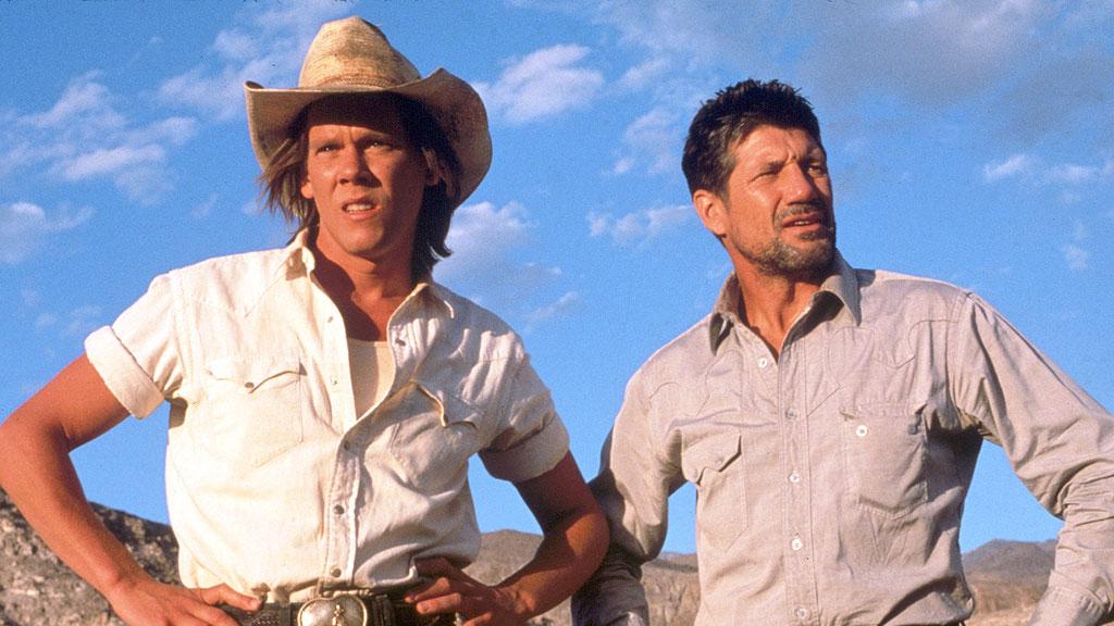 Kevin Bacon e Fred Ward em “O Ataque dos Vermes Malditos” | Divulgação/