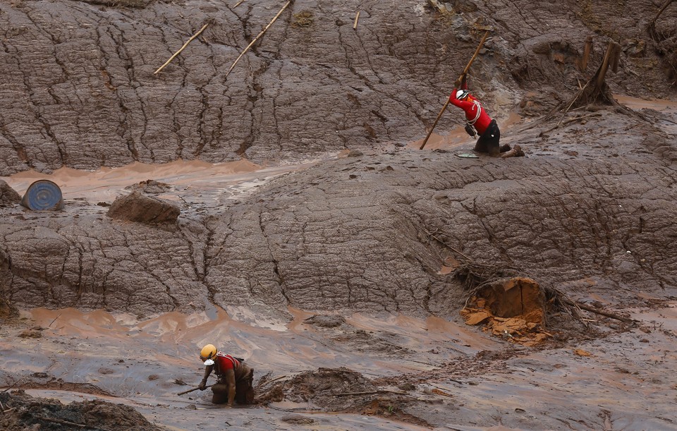 Equipes de resgate continuam buscando corpos na região de Mariana (MG). Nove vítimas já foram identificadas e dez pessoas seguem desaparecidas. | Ricardo Moraes/Reuters
