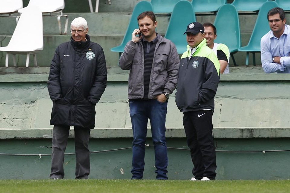 Pachequinho (dir.) segue o que já fez o também ex-jogador Dirceu Krüger (esq.) e tenta salvar o Alviverde agora como treinador. | Antônio More/Gazeta do Povo