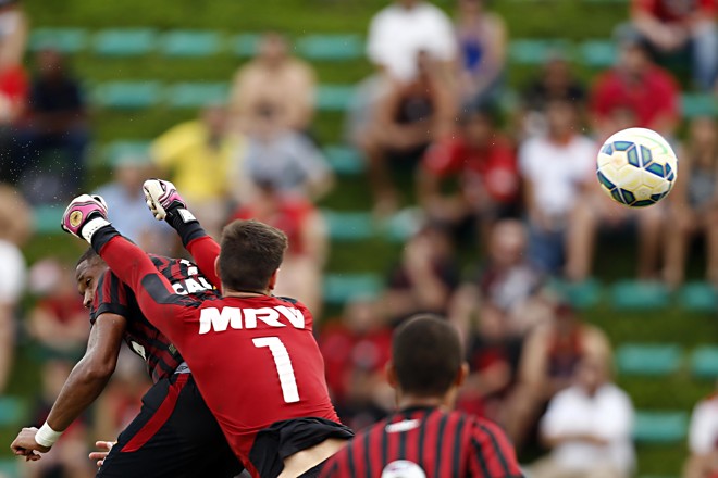 Segundo gol atleticano foi numa bola alçada na área mineira e o goleiro falhou | Albari Rosa/Gazeta do Povo