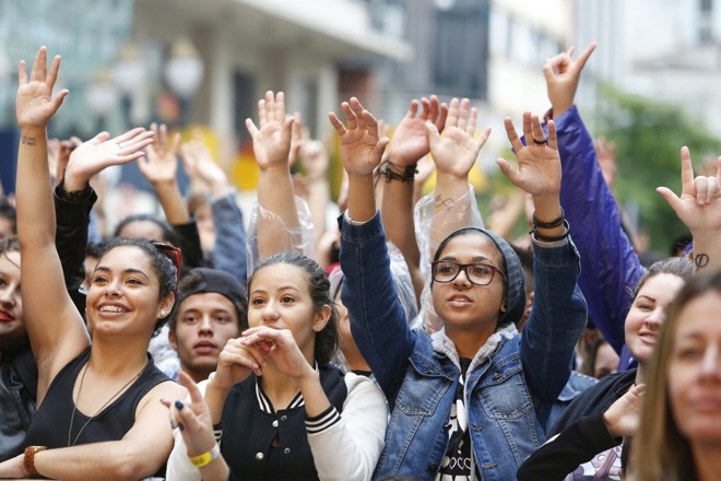 Público animado durante o show da Big Time Orchestra na Boca Maldita. | Henry Milleo/Gazeta do Povo