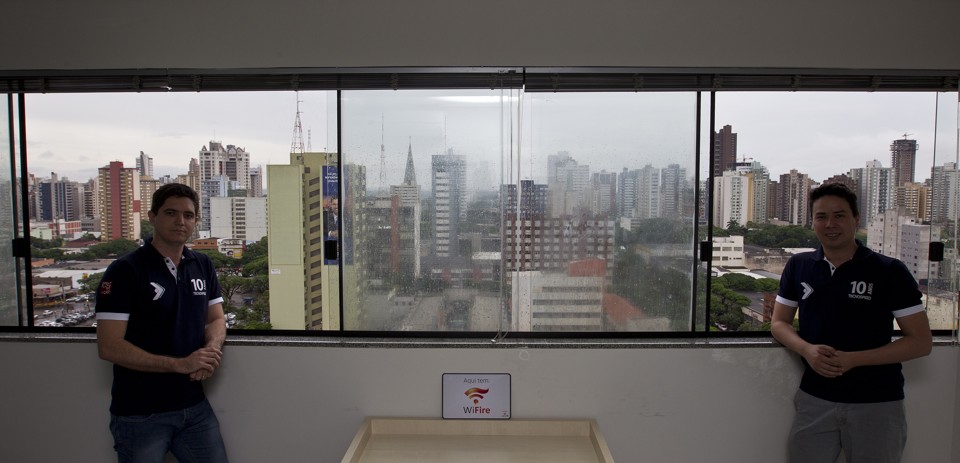 Empresa mostra caminho das pedras para os “aspiras” Erike Almeida e Rodrigo Palhano, da Tecnospeed. Média de idaide dos colaboradores é de 22 anos. | Jonathan Campos/Gazeta do Povo